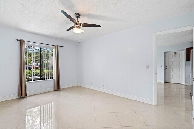 Building Photo - 204 Foxtail Dr