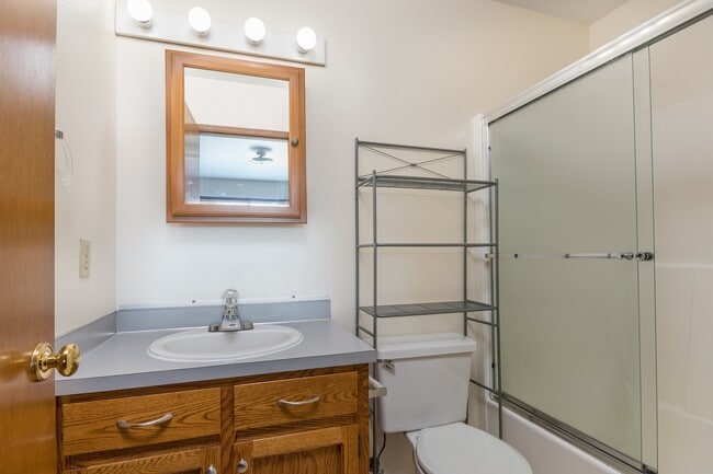 Building Photo - 3 Bedroom Townhome
