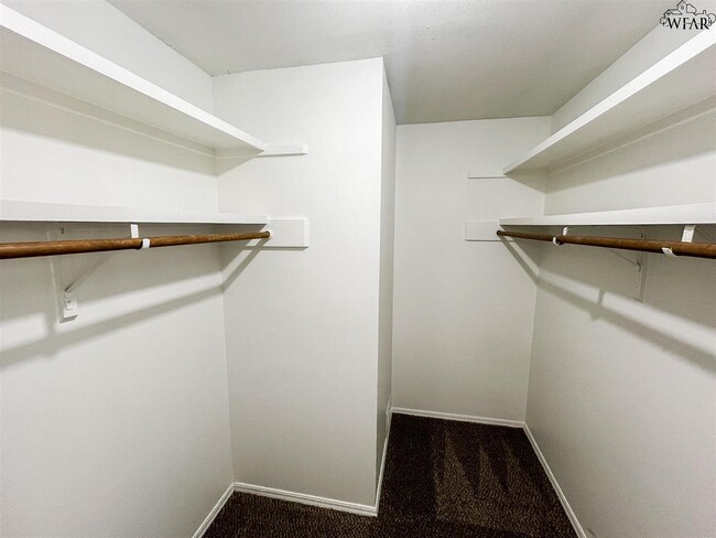 Building Photo - 4624 Trailwood Dr