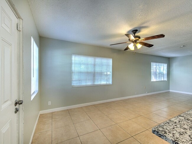 Building Photo - Very nice large 5 bedroom/3 bathroom home ...