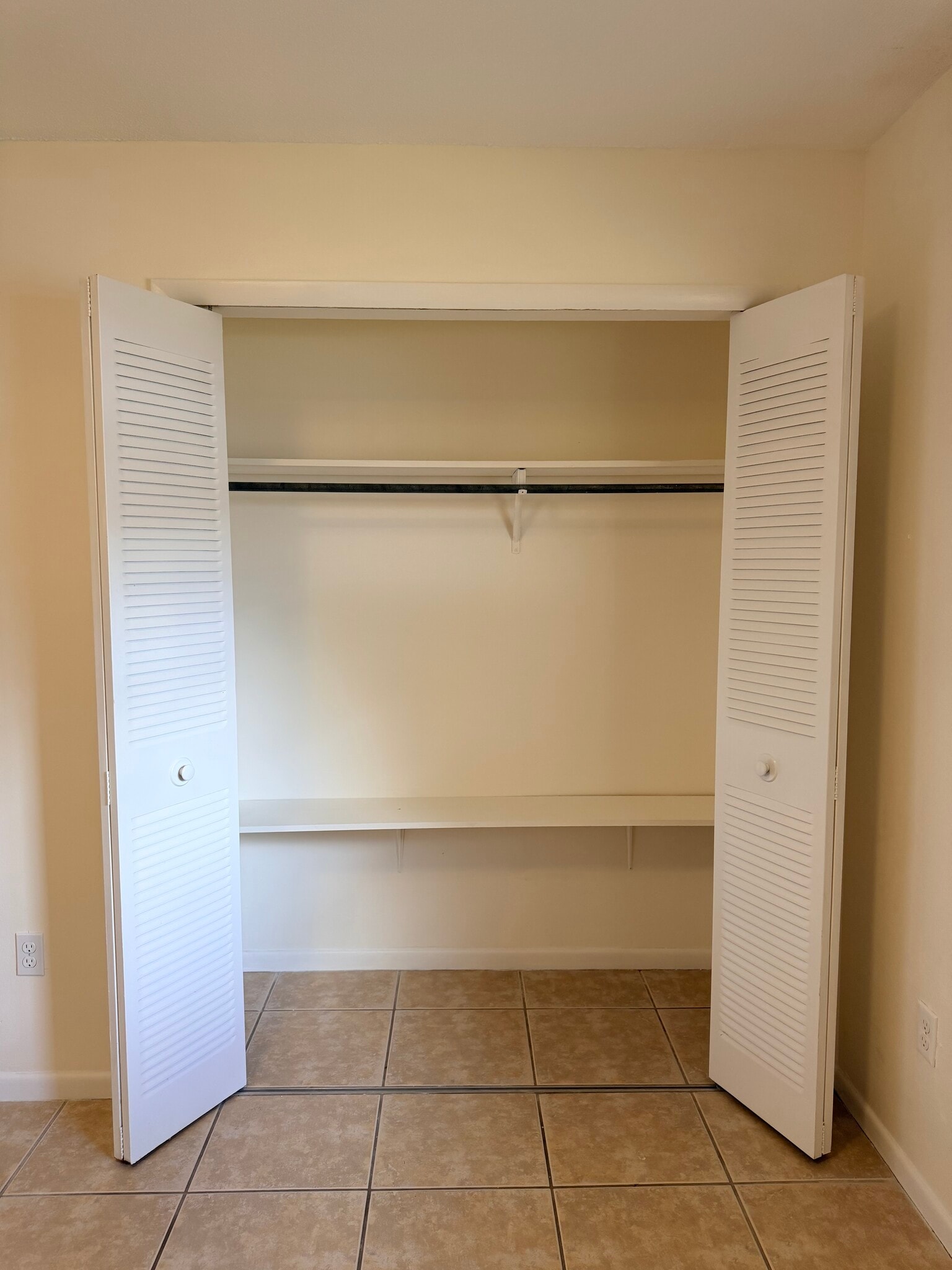 closet bedroom 2 - 912 La Salle Ave