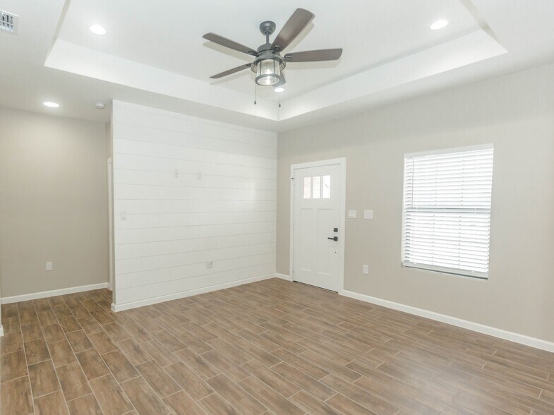 Building Photo - 477 Arboleda Ln