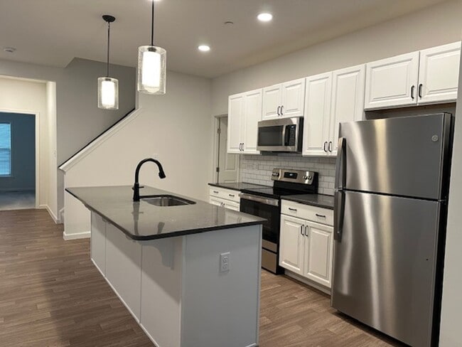 Building Photo - 7884 Oakbrook Dr