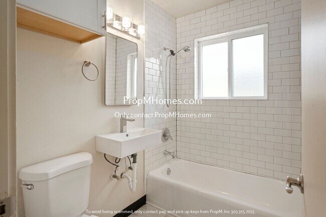 Building Photo - Move-In Special! Sleek 2BR in NE Portland ...