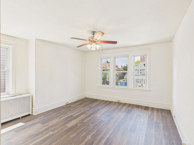 Building Photo - Large 3 Bedroom on 2nd St