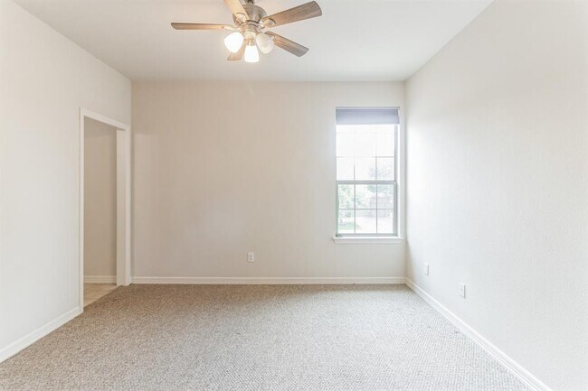 Building Photo - 208 Angus Dr