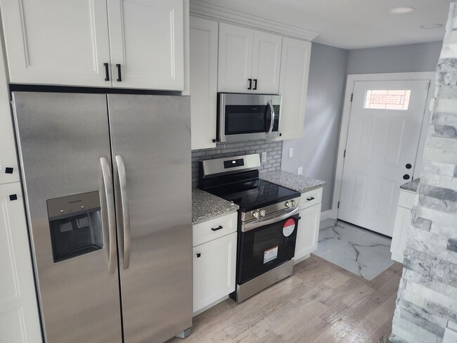 Building Photo - 3 bedroom townhouse with NEW appliances & ...