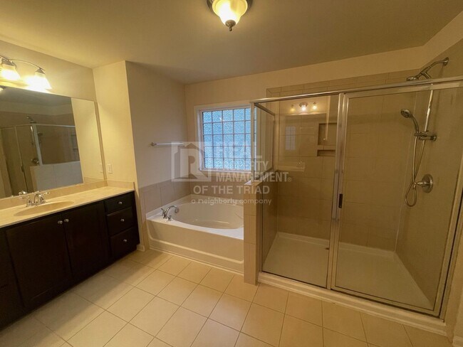 Building Photo - Breathtaking 4bd/3ba Deluxe home next to L...