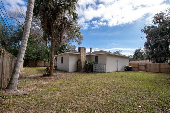 Building Photo - Great Florida Home with Garage in the Hear...