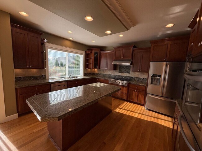 Building Photo - Stunning large 3 bedroom plus bonus rooms ...