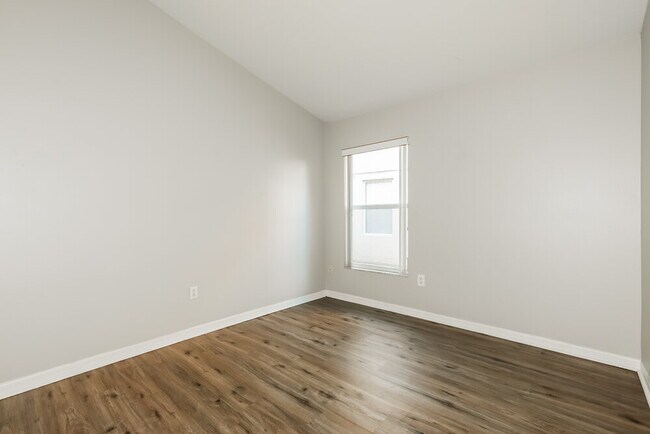 Building Photo - 1036 Lake Shore Ranch Dr