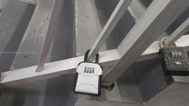 Building Photo - 1720 NW N River Dr