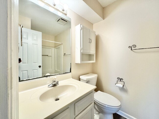 Building Photo - Immaculate 2 BR condo convenient to loop and I-40