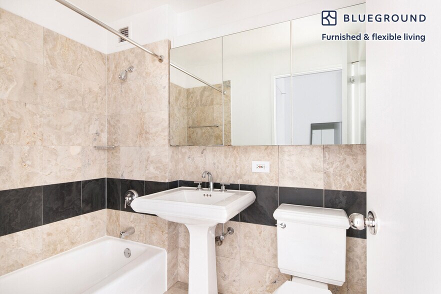 Building Photo - 400 Chambers St