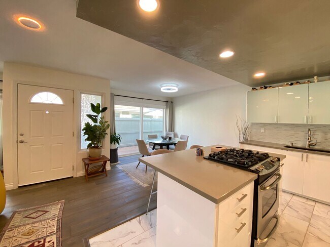 Building Photo - Stunning 3-bedroom, 2-bathroom coastal condo with Modern Custom Upgrades!