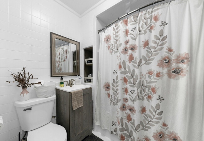 Building Photo - 5538 W Drummond Pl