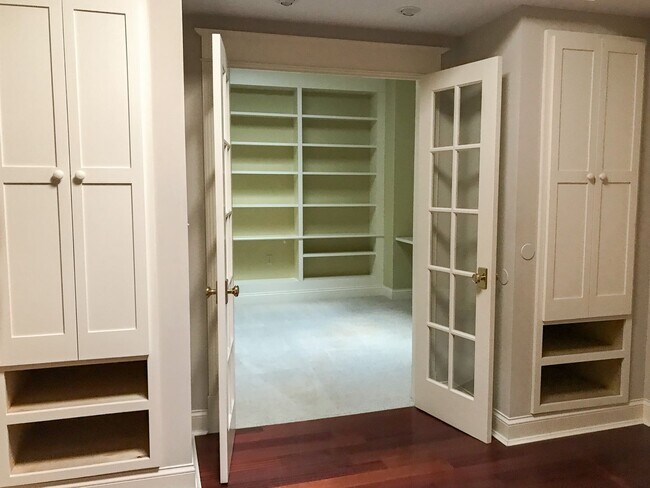 Building Photo - Upscale Luxury Downtown Apartment