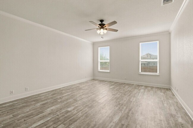 Building Photo - Spacious 6 Bedroom with Media Room!