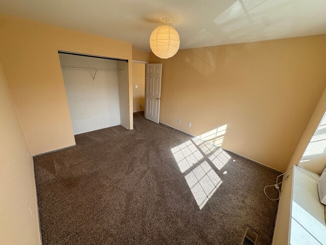 Building Photo - Two Bed 2 Bath Available Now!