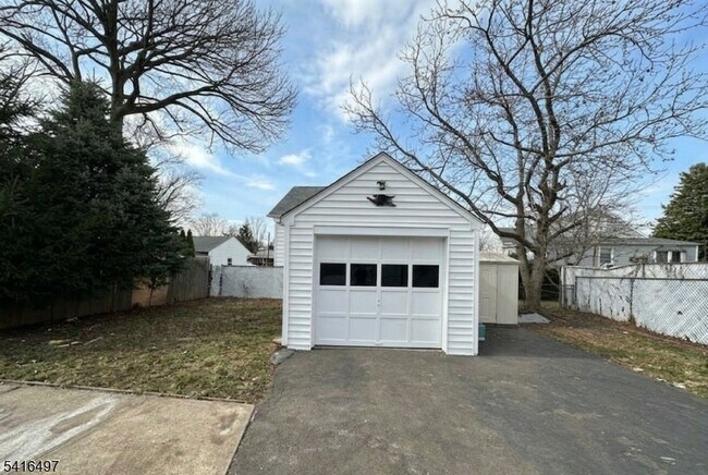 Building Photo - 136 Raritan Rd