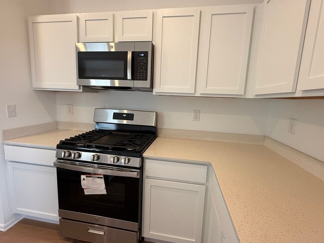 Building Photo - Brand New!! Cute 3 bed, 2 bath in Redstone Ranch