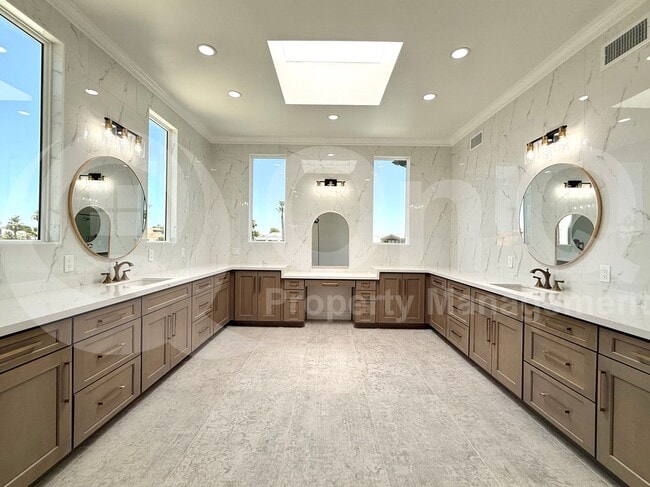 Building Photo - 1523 E Treasure Cove Dr