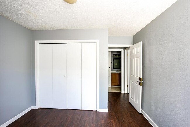 Building Photo - 2215 Mission Hill Dr