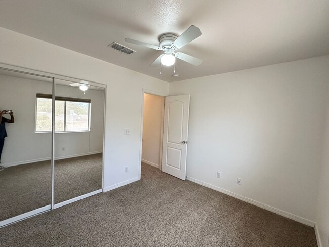 Building Photo - Great 3 Bedroom Home with Detached Garage!