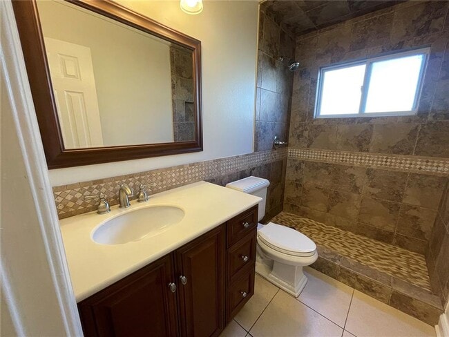 Building Photo - 1331 Queen Elaine Dr