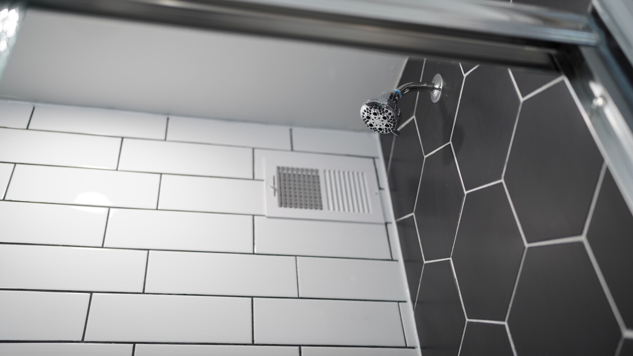 Building Photo - 3370 Parkview Ave