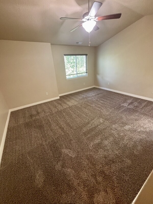 Building Photo - 215 1135 S