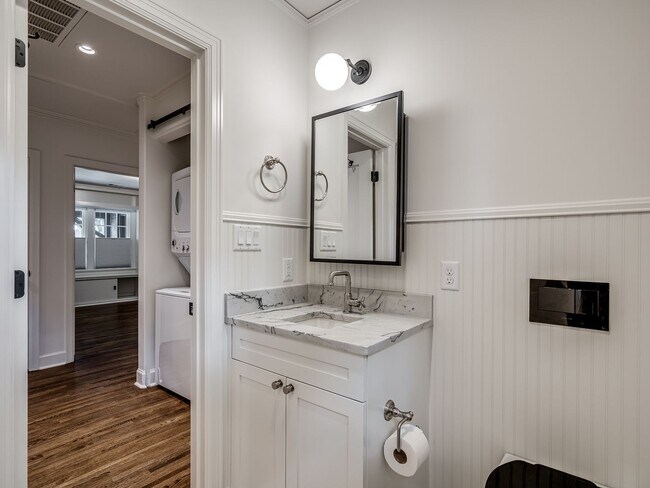Building Photo - Luxury Living in the Heart of Tulsa