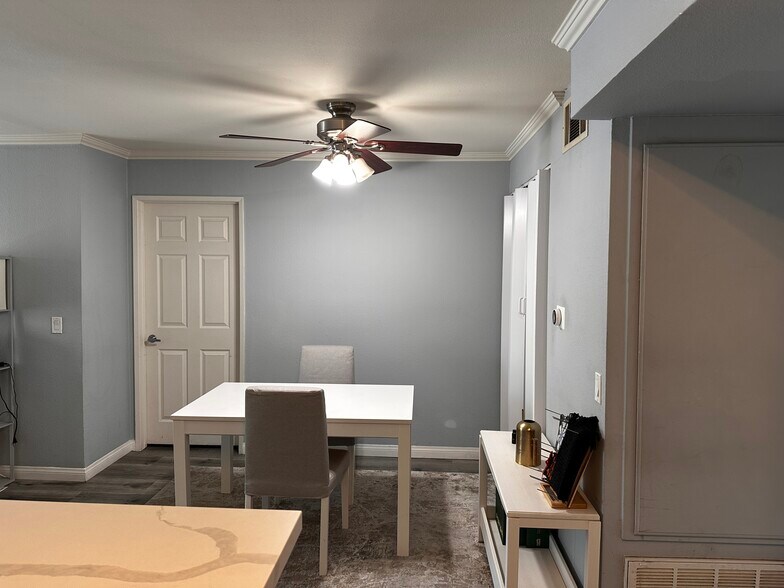 Building Photo - 5565 Canoga Ave