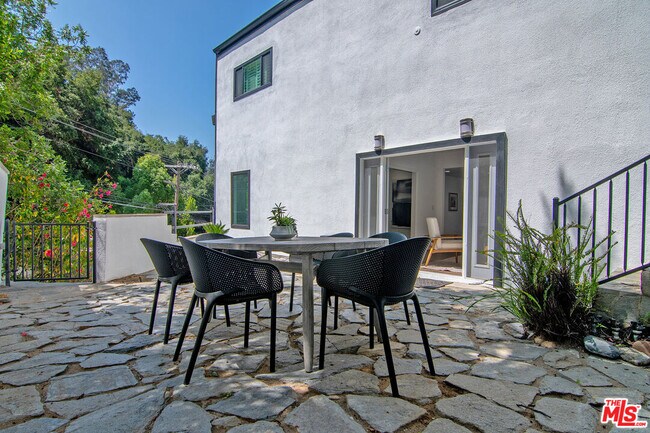 Building Photo - 8155 Willow Glen Rd