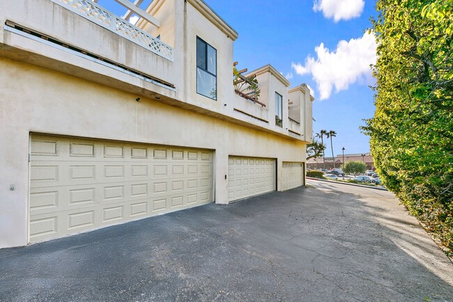 Building Photo - 6502 Dume Dr