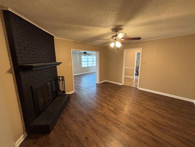 Building Photo - 6810 Sycamore Hill Dr