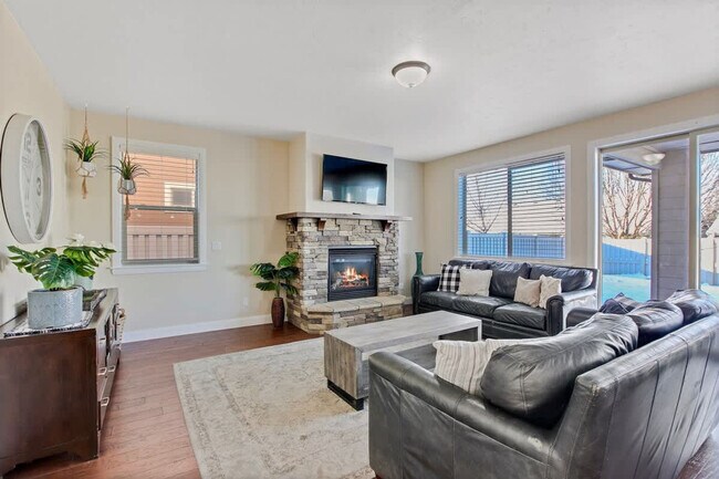 Building Photo - 4631 N Adale Ave