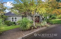 Building Photo - Spacious Elegance in Lake Oswego