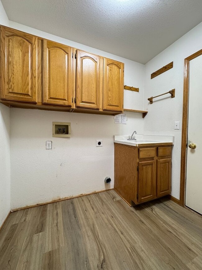 Building Photo - Spacious home in English Ranch