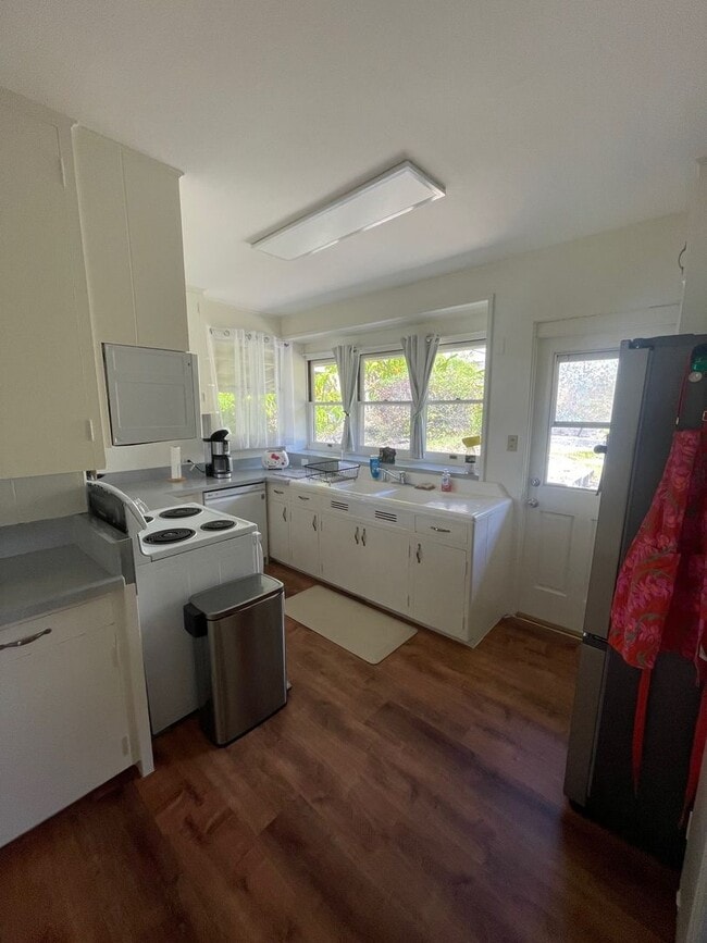 Building Photo - Spacious 2 bedrooms, 1 bath with parking