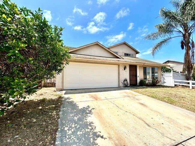 Building Photo - 5 Bed, 2 Bath in Otay Mesa!