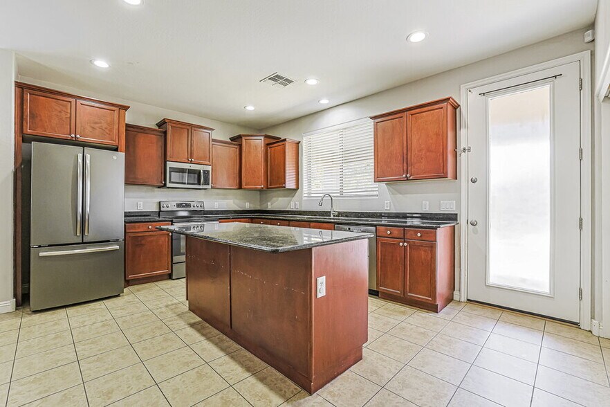 Building Photo - 1655 W Paisley Dr