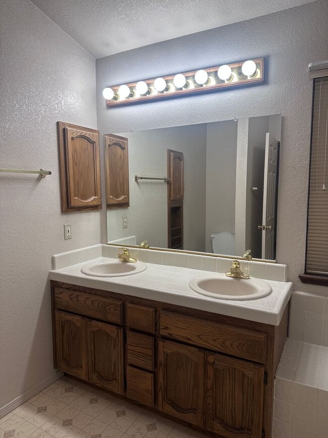 Building Photo - ADORABLE, adorable, ADORABLE!  3/2.5 Bath ...