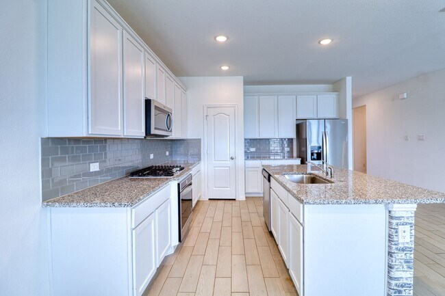 Building Photo - 8106 Royal Palm Ct