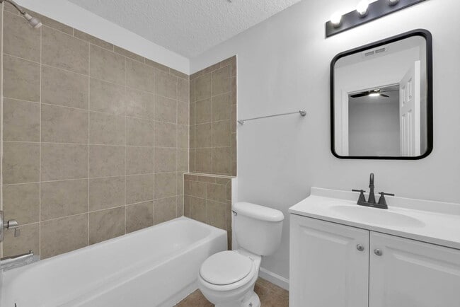Building Photo - 3 Bedroom Townhouse for Rent! Special Low Pricing