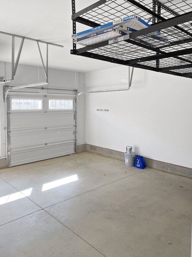 Building Photo - Spacious Townhome with MOVIE STAR Primary Closet!!!!