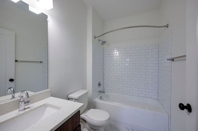 Building Photo - Attractive Condo 10 Minutes From Downtown Nashville!!