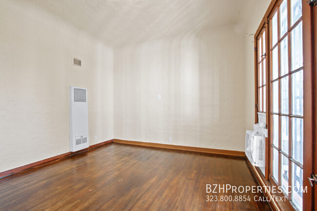 Building Photo - Gorgeous Newly Renovated 2Bed 2Bath With B...