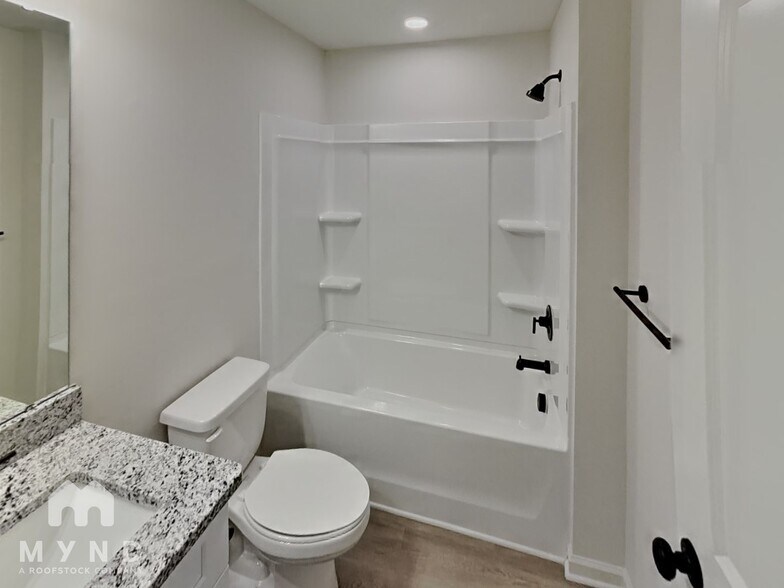 Building Photo - 1411 Lake St