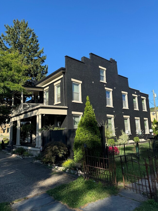 Building Photo - 562 5th Ave